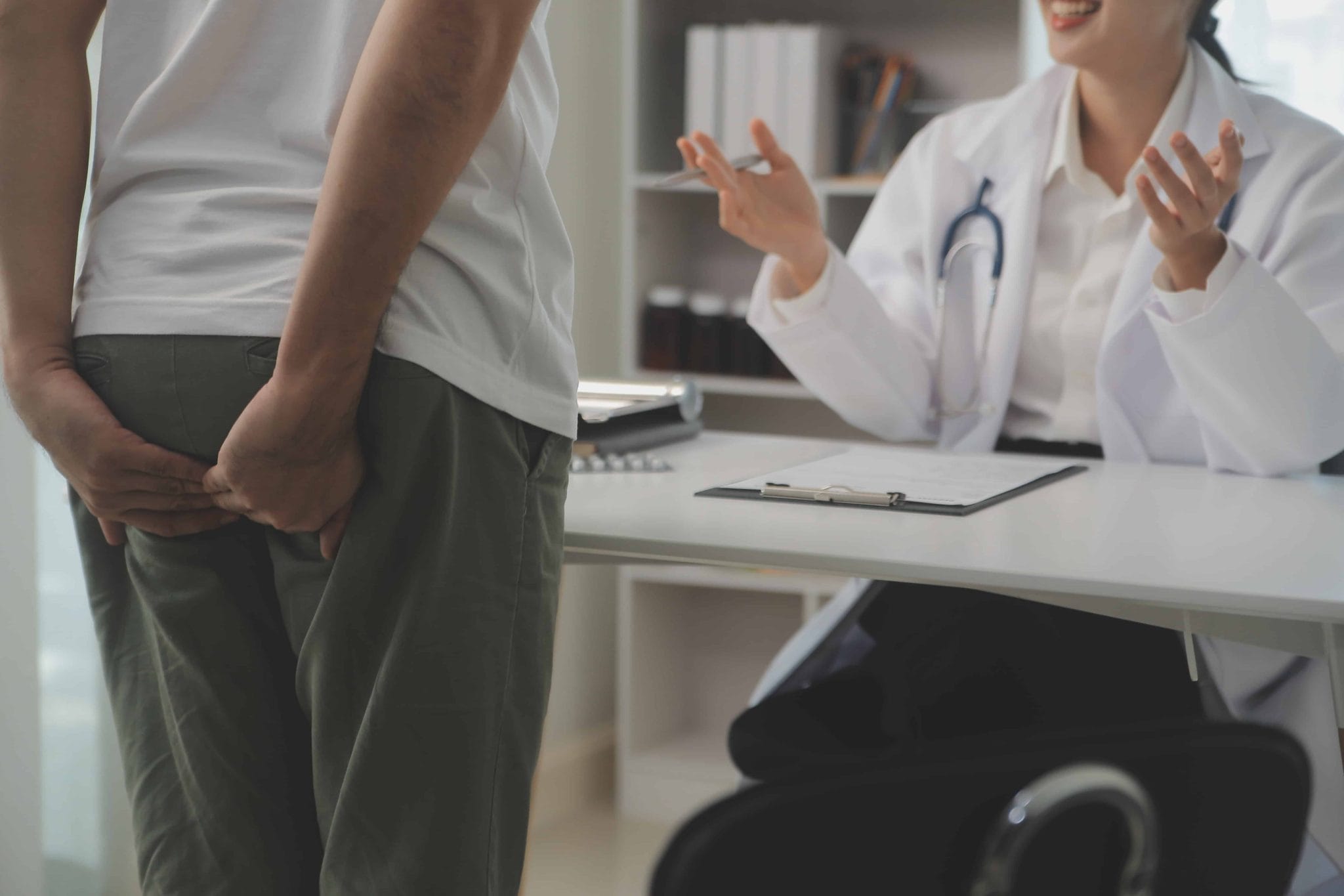 Hombre con dolor rectal