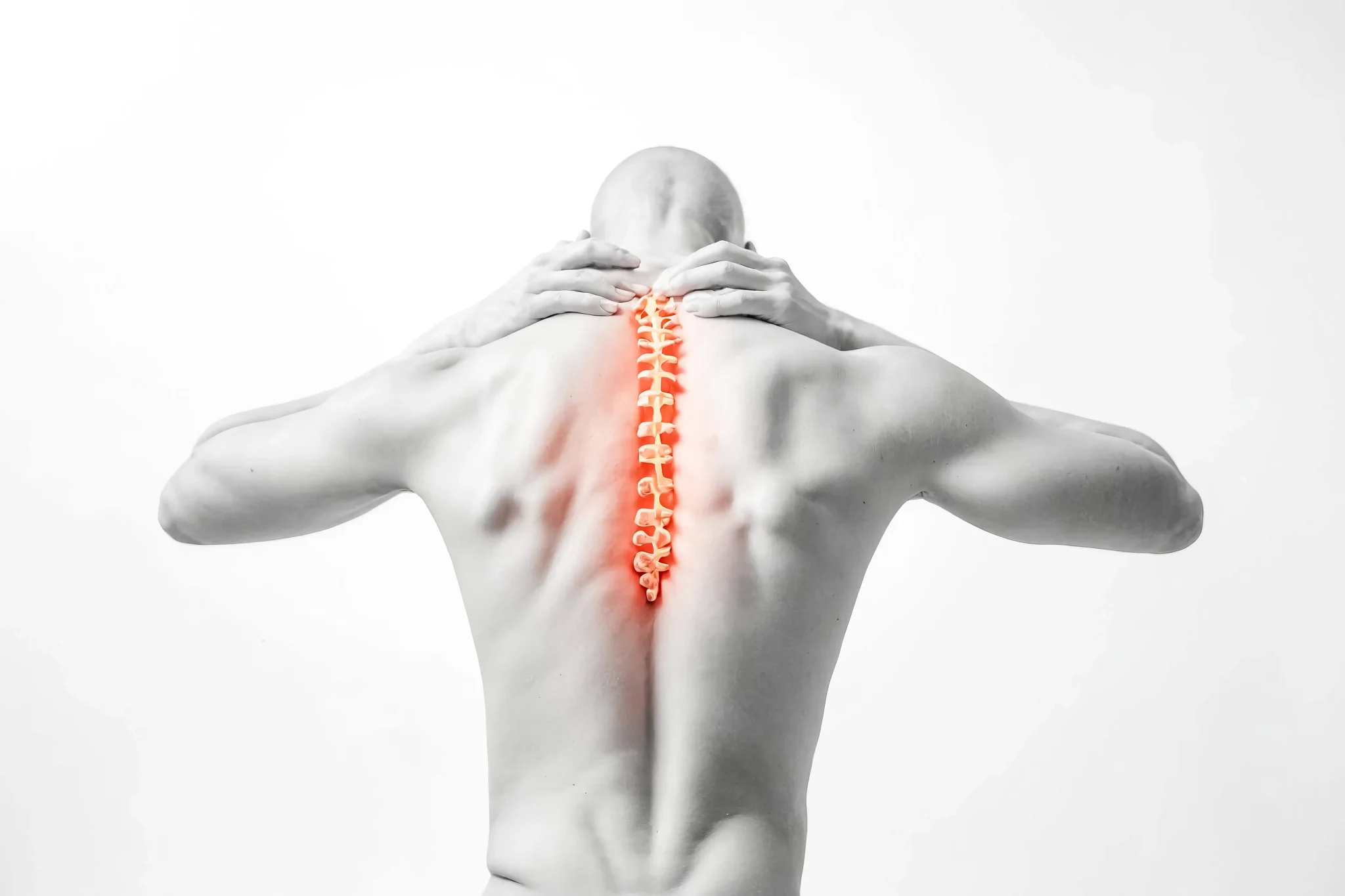 hombre con columna vertebral dolorosa