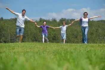 Familia saludable en la pradera